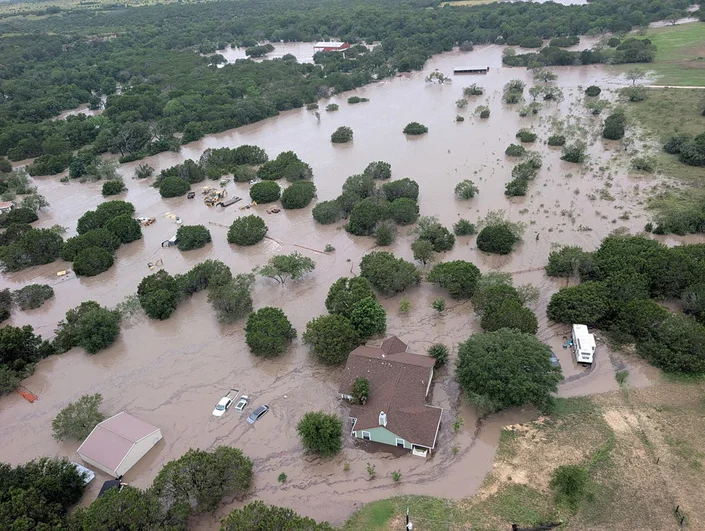 Inundaciones en Texas dejan 68 muertos y decenas de desaparecidos