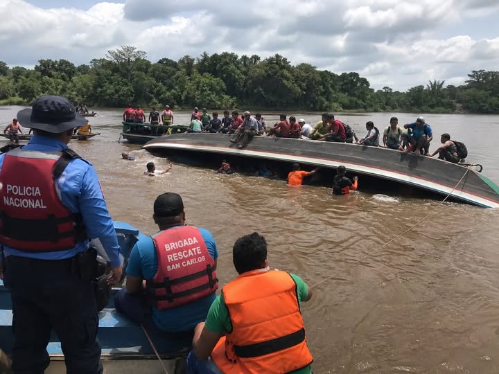 Rescatan a más de 50 personas tras vuelco de embarcación en el río Coco