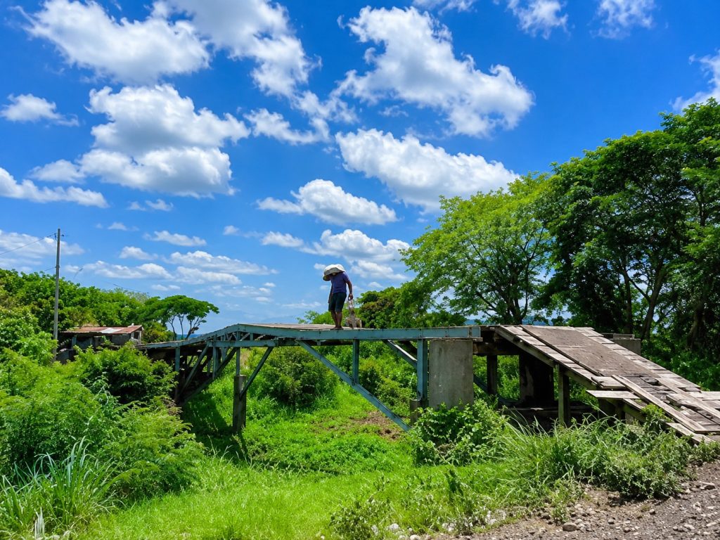 Rehabilitan puente peatonal que conecta a familias de La Palma, en Boaco