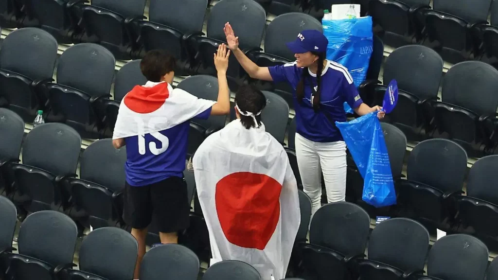 Japón vuelve a dar ejemplo al limpiar las gradas tras partido del Mundial 2026