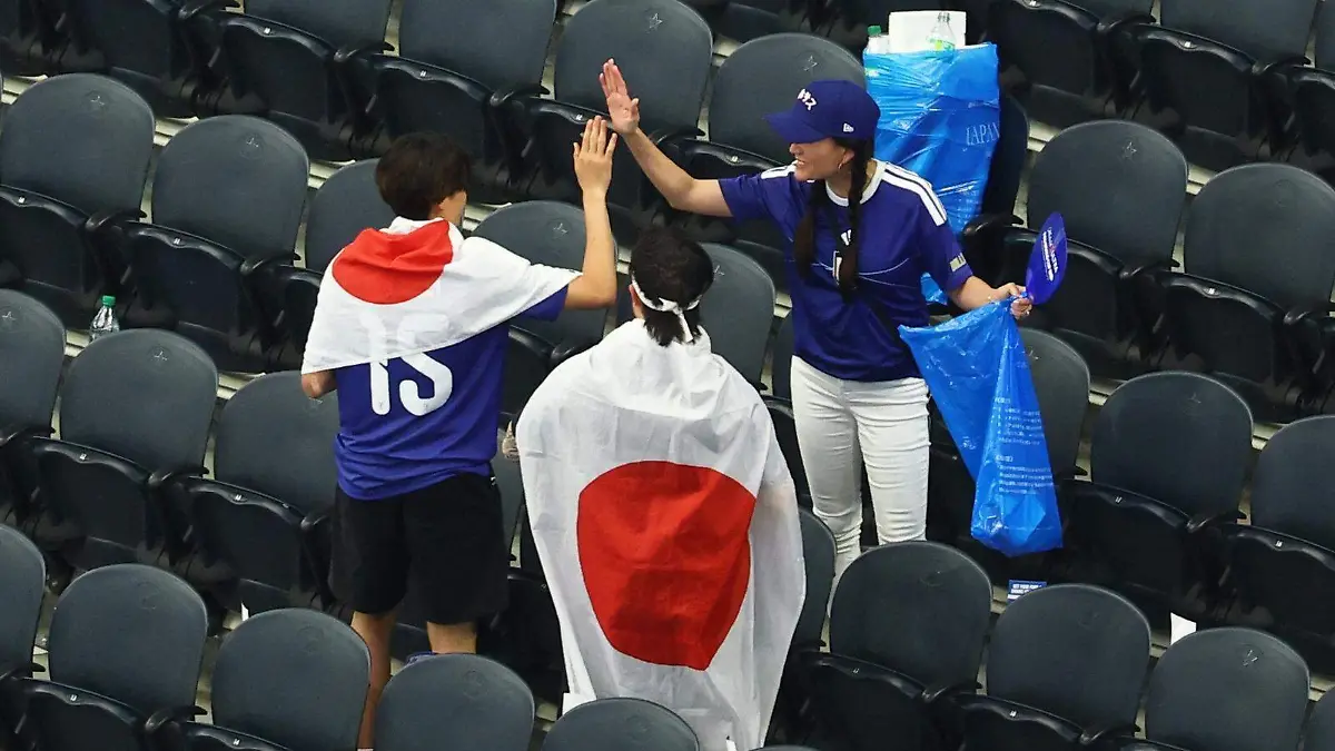 Japón vuelve a dar ejemplo al limpiar las gradas tras partido del Mundial 2026