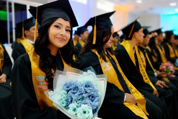 Se gradúan más de 300 nuevos técnicos en Contabilidad en Managua