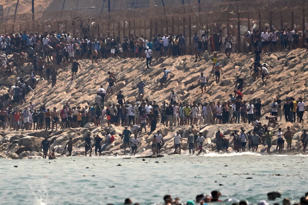 Miles de migrantes marroquíes entra de manera irregular a Ceuta en España