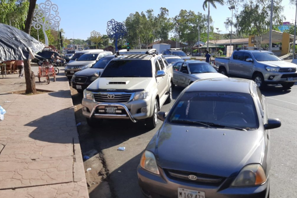 Multarán a conductores por utilizar aceras como parqueo