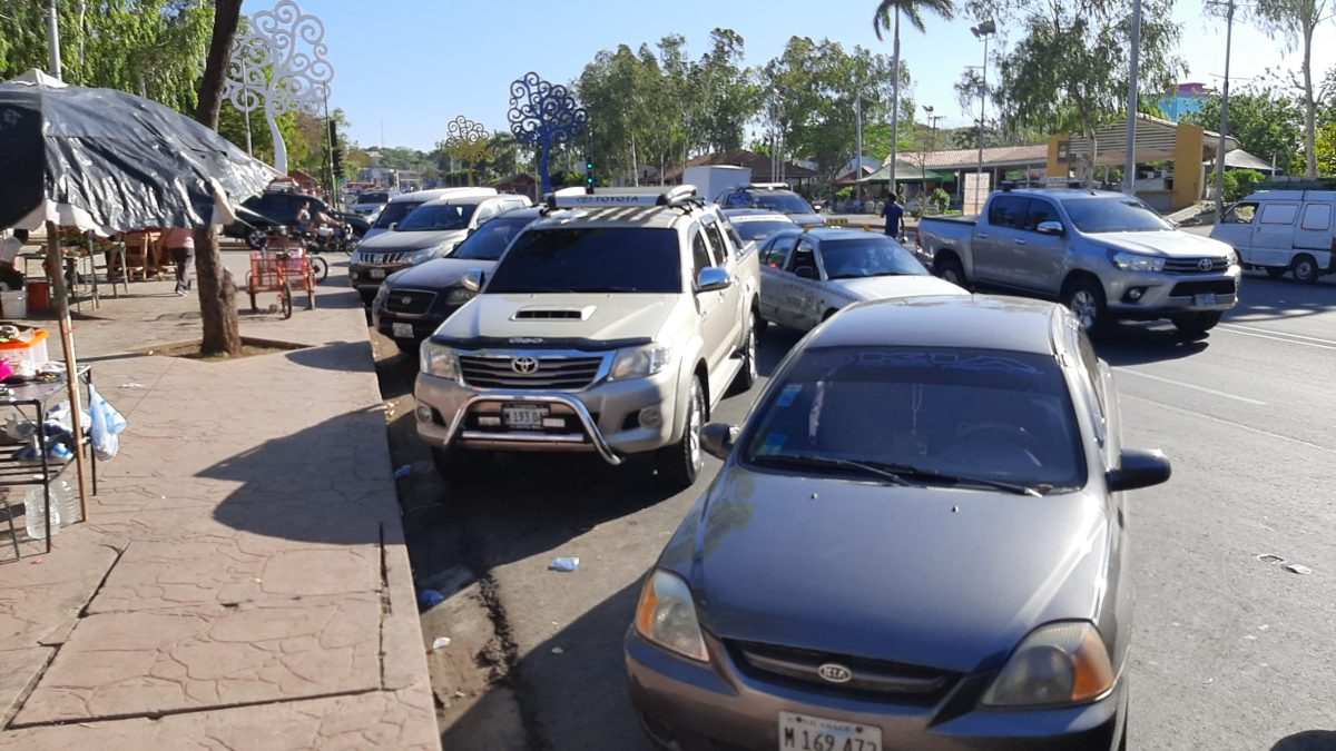 Multarán a conductores por utilizar aceras como parqueo