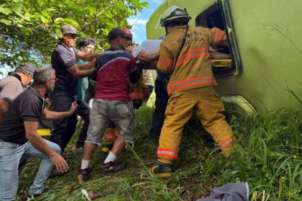 Anciana muere en vuelco de autobús en Costa Rica