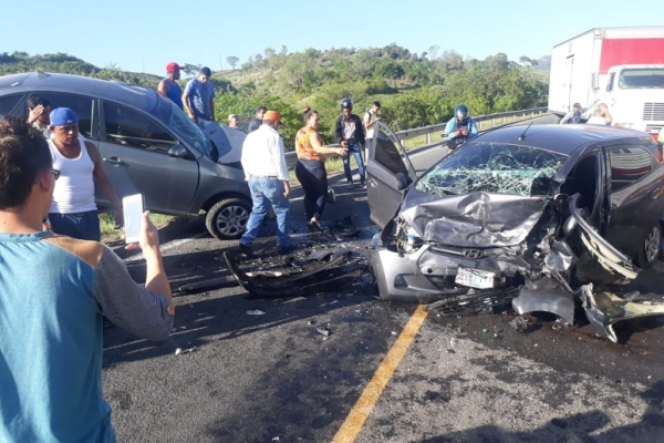 Reportan más de mil colisiones en accidente de tránsito